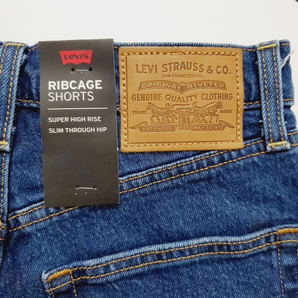Levi’s Ribcage High Rise Distressed Short - Picture 3 of 3
